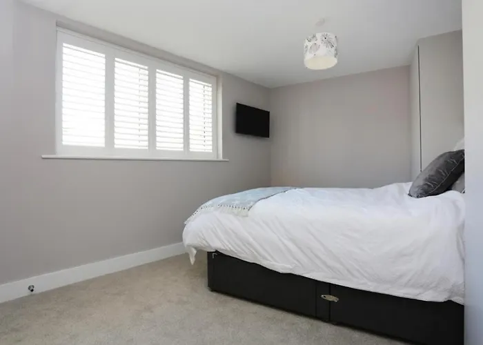 Bournecoast: Modern 2 Bed Flat With Patio - Fm8413